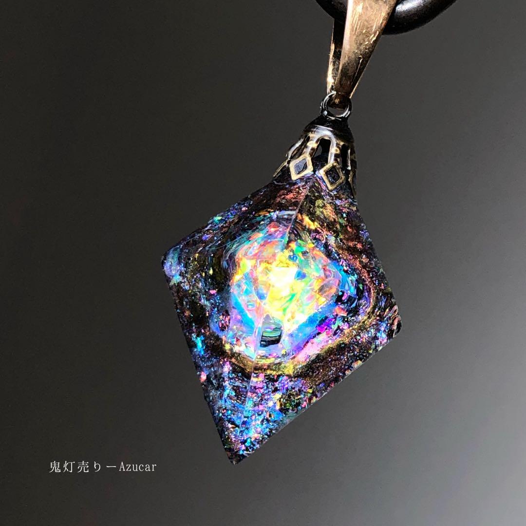 ブラックオパール色の光を集めて。 宇宙レジンネックレス