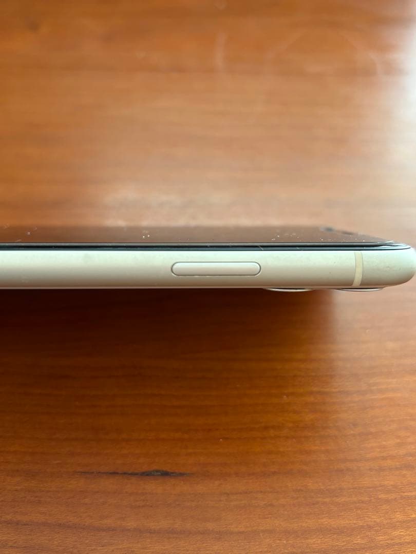 iPhone 11 本体のみ　64G 充電口に汚れあり　SIMフリー