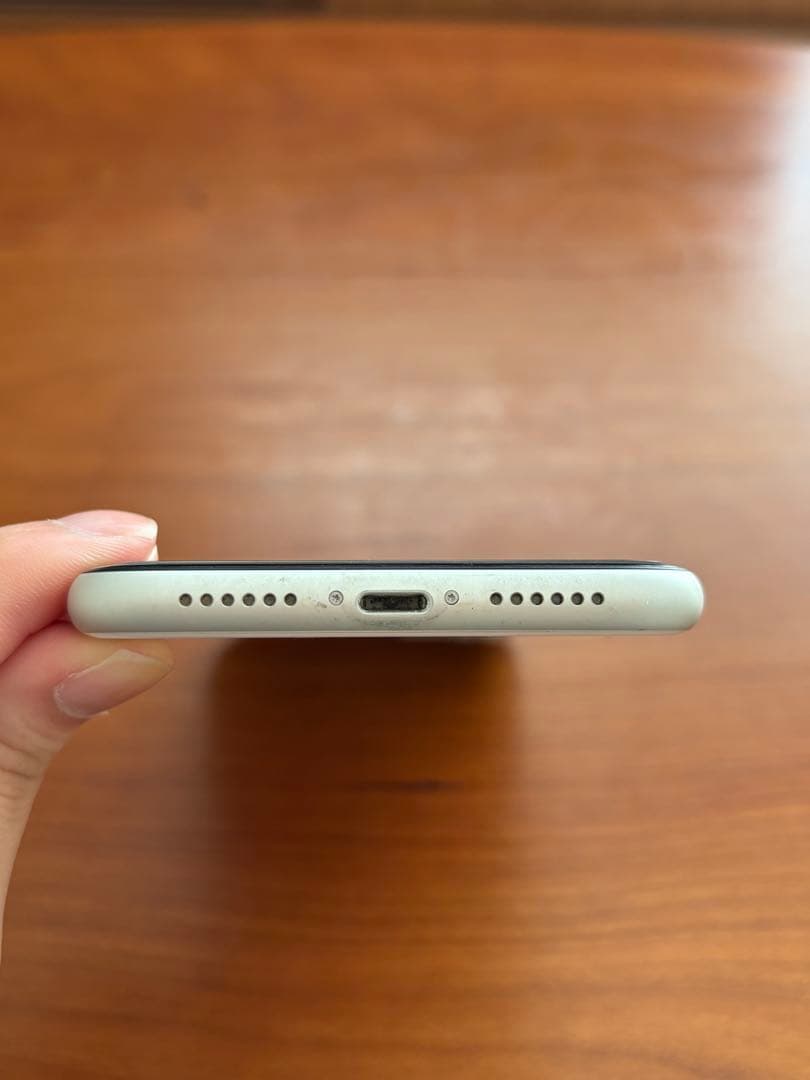 iPhone 11 本体のみ　64G 充電口に汚れあり　SIMフリー