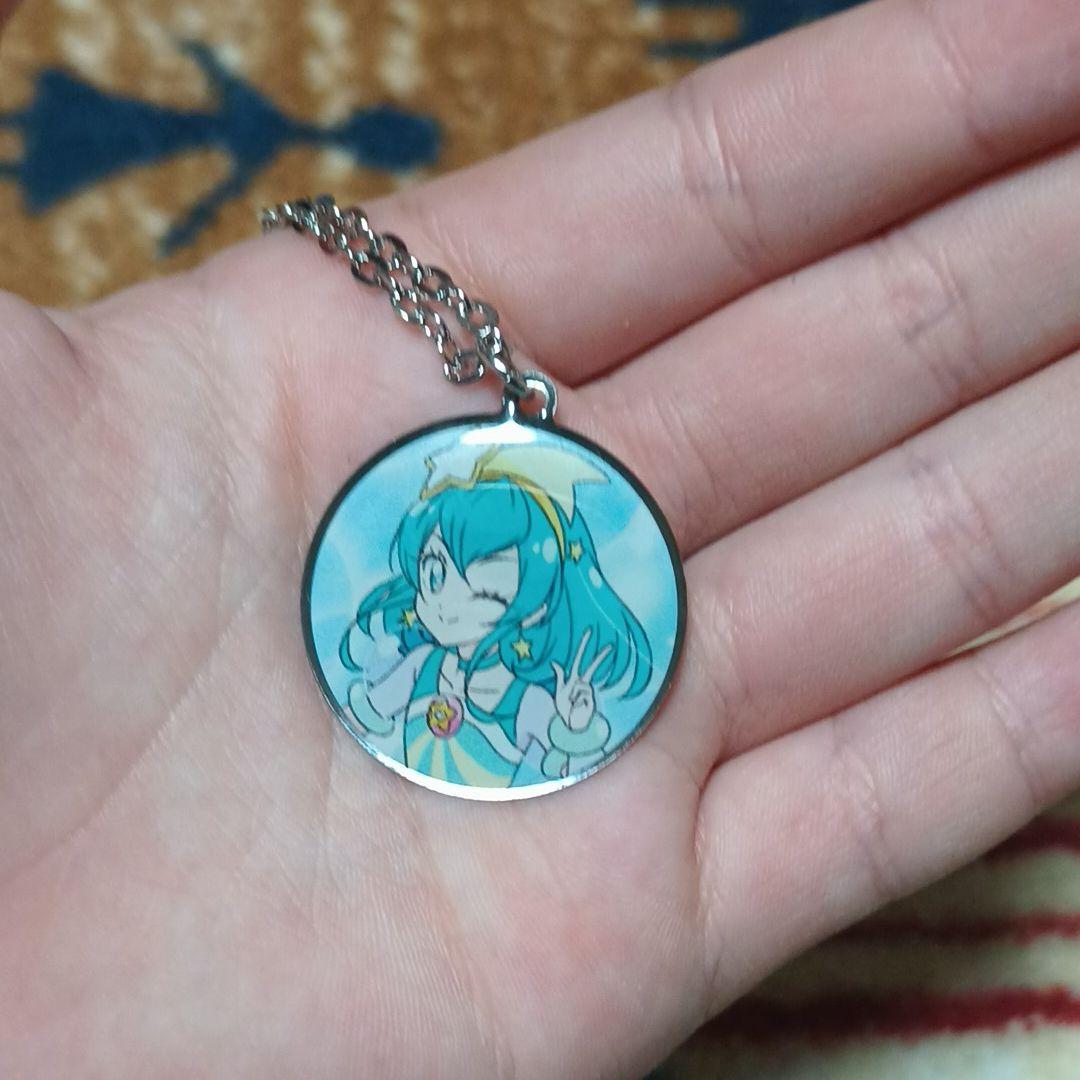 ガチャガチャの謎のキャラクターとプリキュアのネックレス