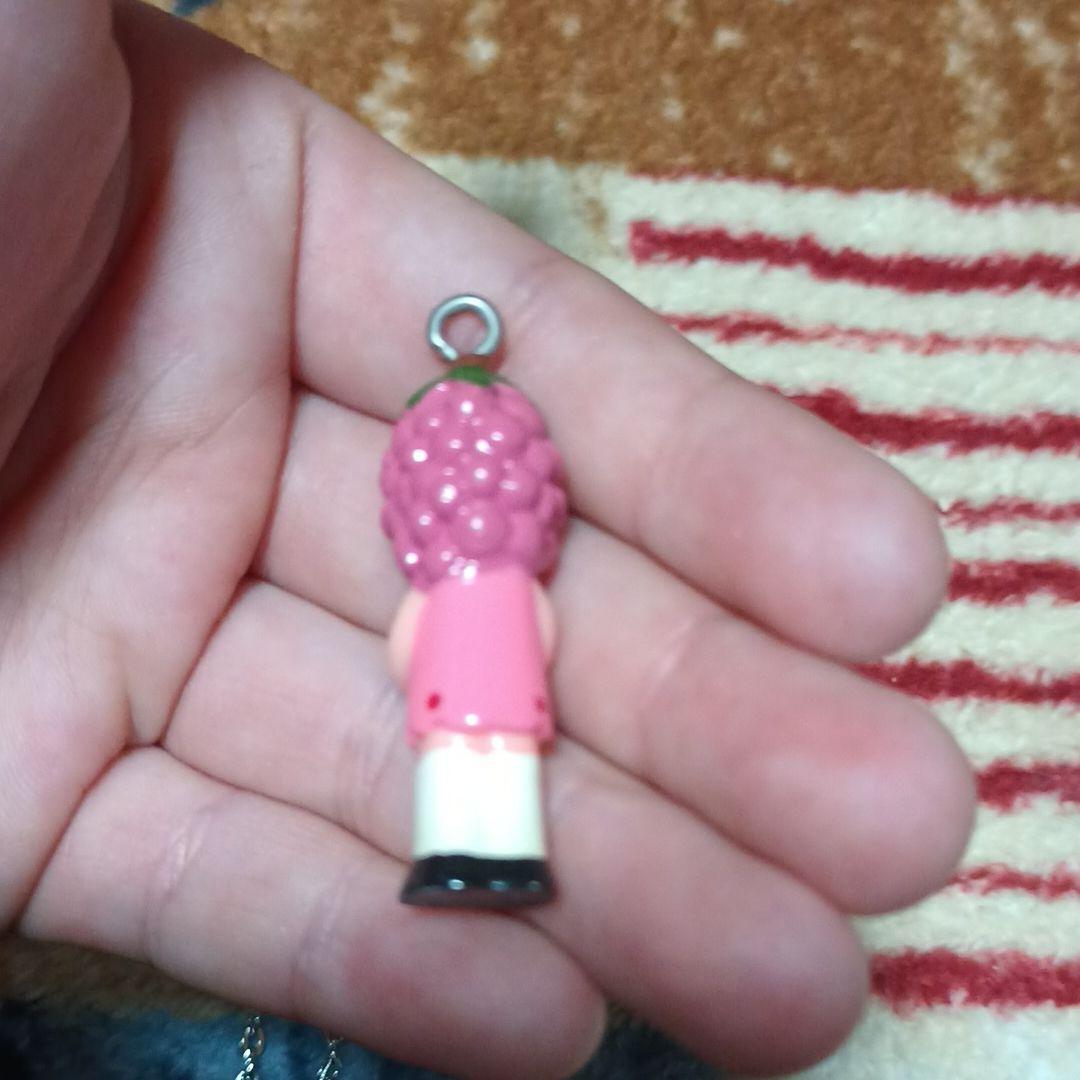ガチャガチャの謎のキャラクターとプリキュアのネックレス