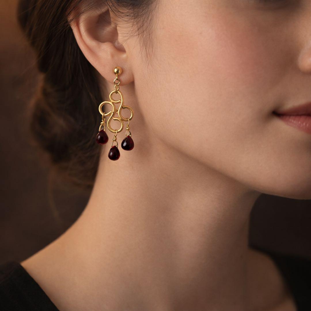 マラヤガーネット　ワイヤーアート　天然石ポストピアス