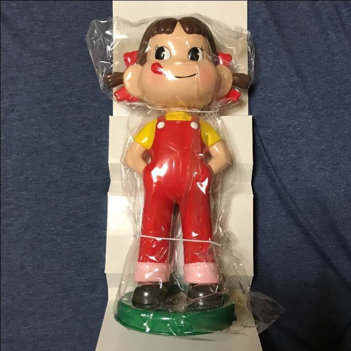 ペコちゃん人形  缶バッチ付き