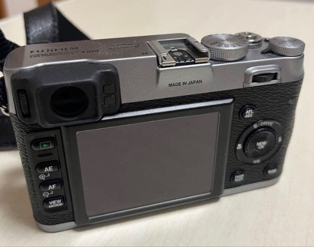FUJIFILM X100 コンパクトデジタルカメラ