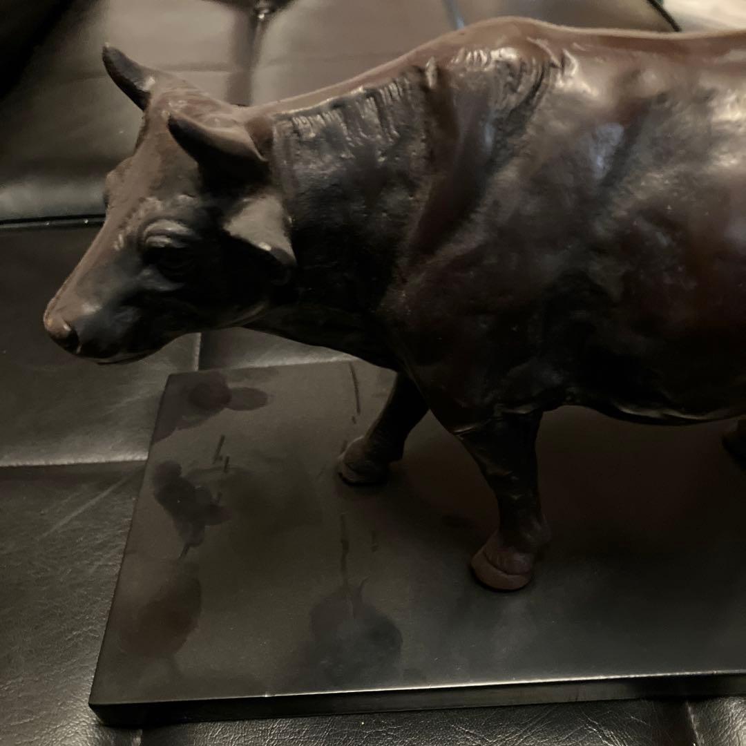 牛ブロンズ　高級な　置物