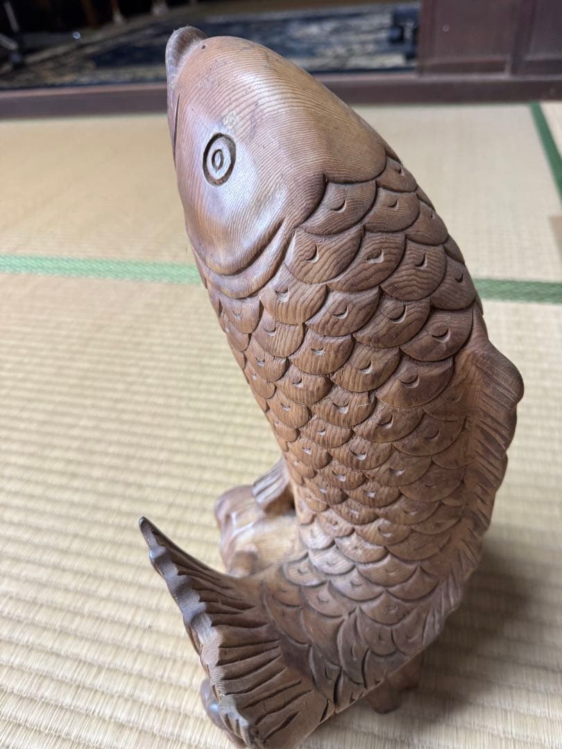 木製ののぼり鯉の彫刻 約30cm
