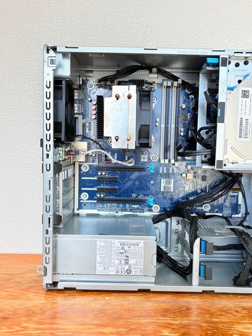 ベアボーン状態のHP Z2 Tower G5（Xeon W-1250付き）