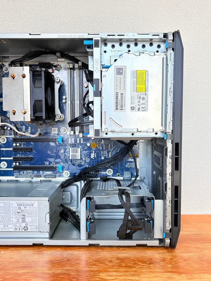 ベアボーン状態のHP Z2 Tower G5（Xeon W-1250付き）