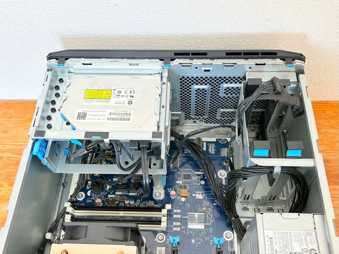 ベアボーン状態のHP Z2 Tower G5（Xeon W-1250付き）