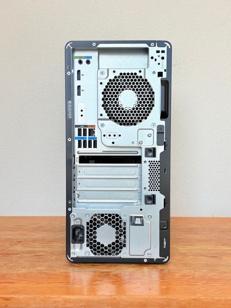 ベアボーン状態のHP Z2 Tower G5（Xeon W-1250付き）