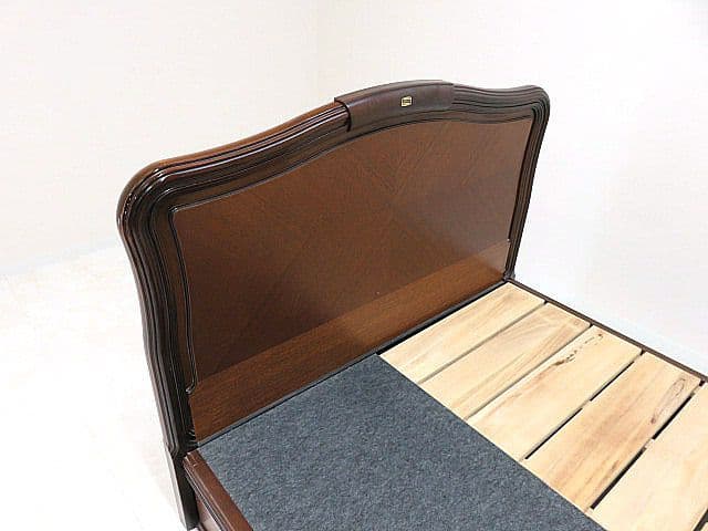 み*ん様 シモンズ クラシック様式セミダブルサイズベッドフレーム　※背部に日焼け