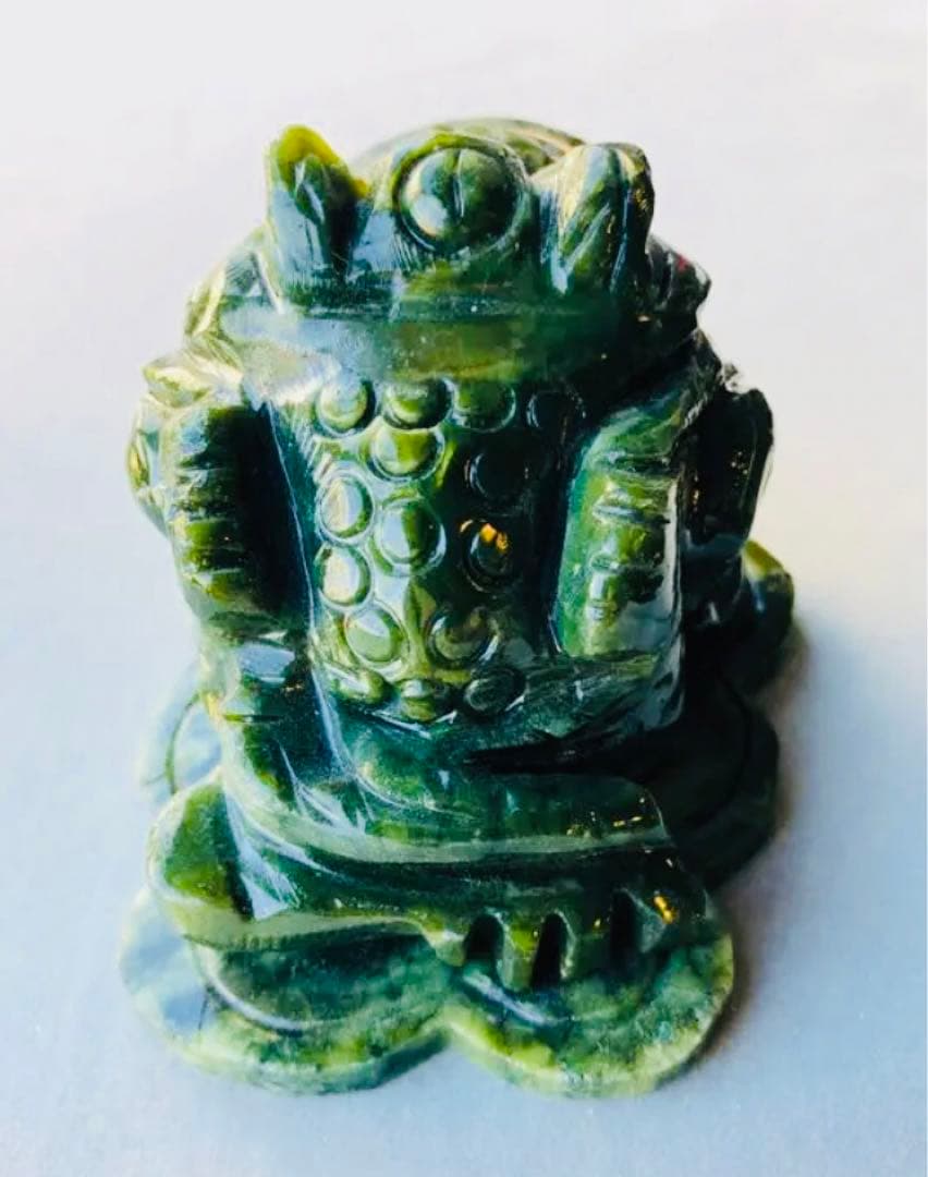 銭カエル彫刻オブジェ　天然石サーペンティン　金運　勝負運　カエル置物　原石　神社
