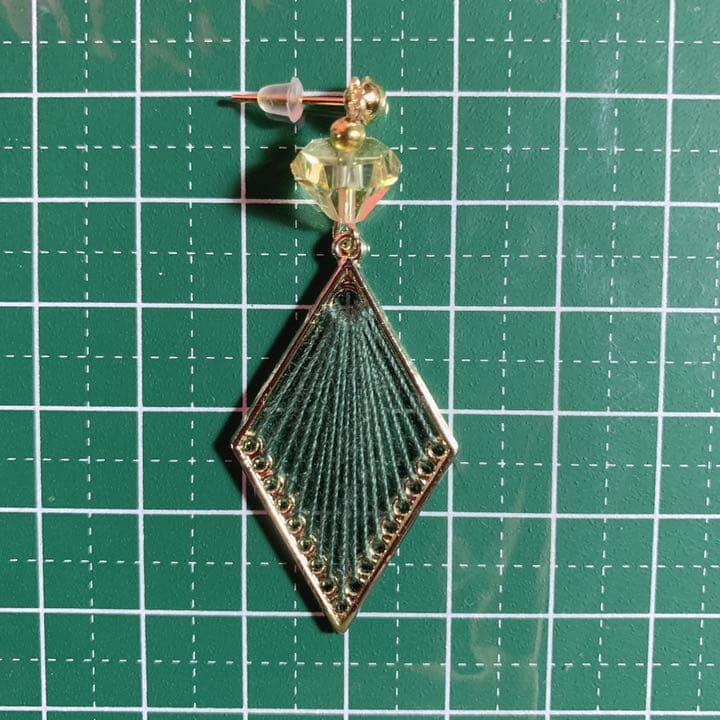 SOLD❗️ひし形糸張りチャームとダイヤモンド型ビーズピアス　グリーン