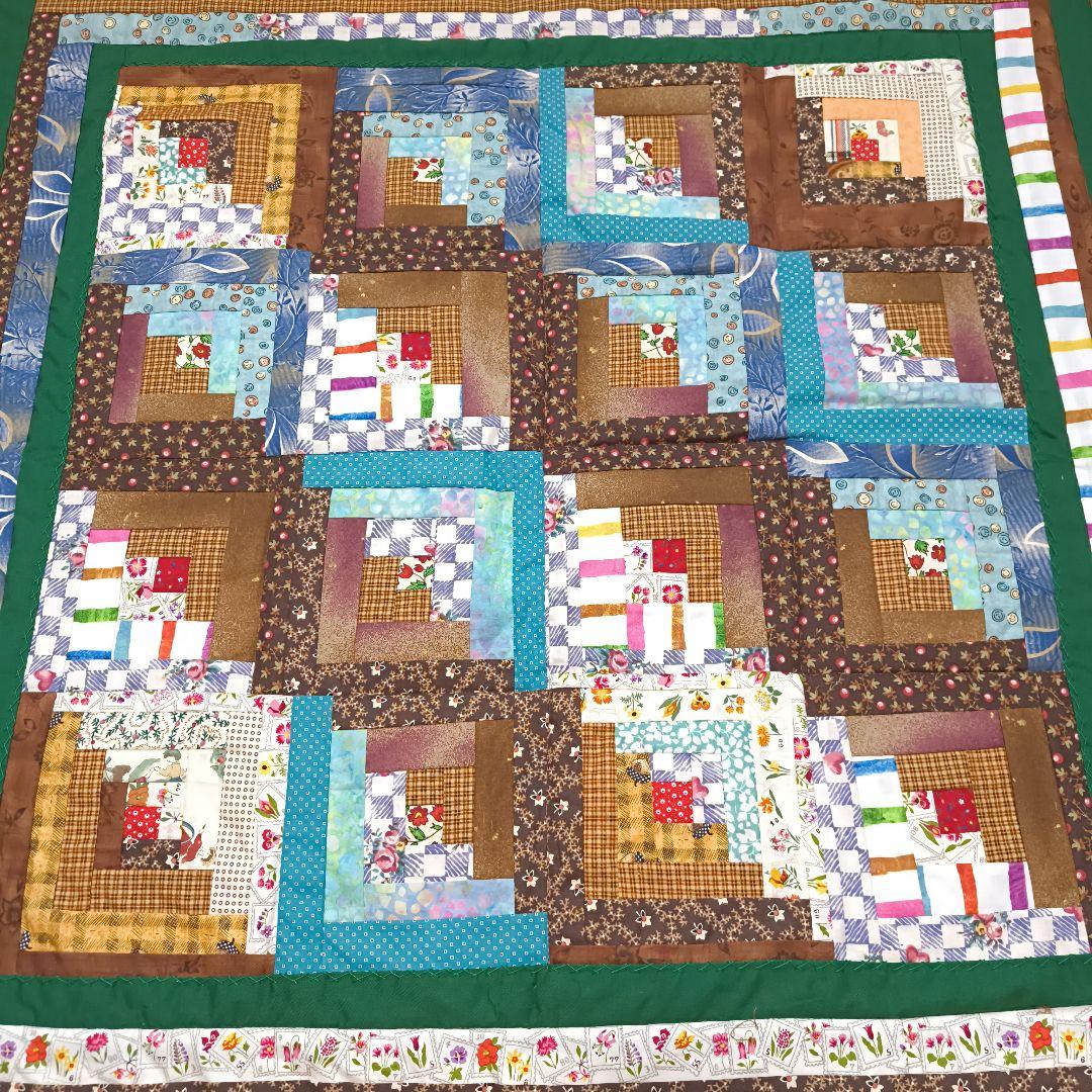 ログキャビンパターンの手作りパッチワークキルト 約90cm四方