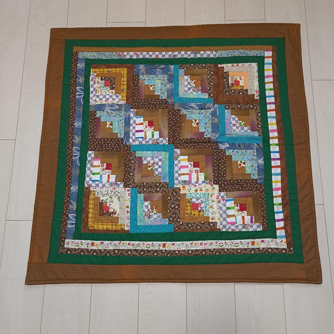 ログキャビンパターンの手作りパッチワークキルト 約90cm四方