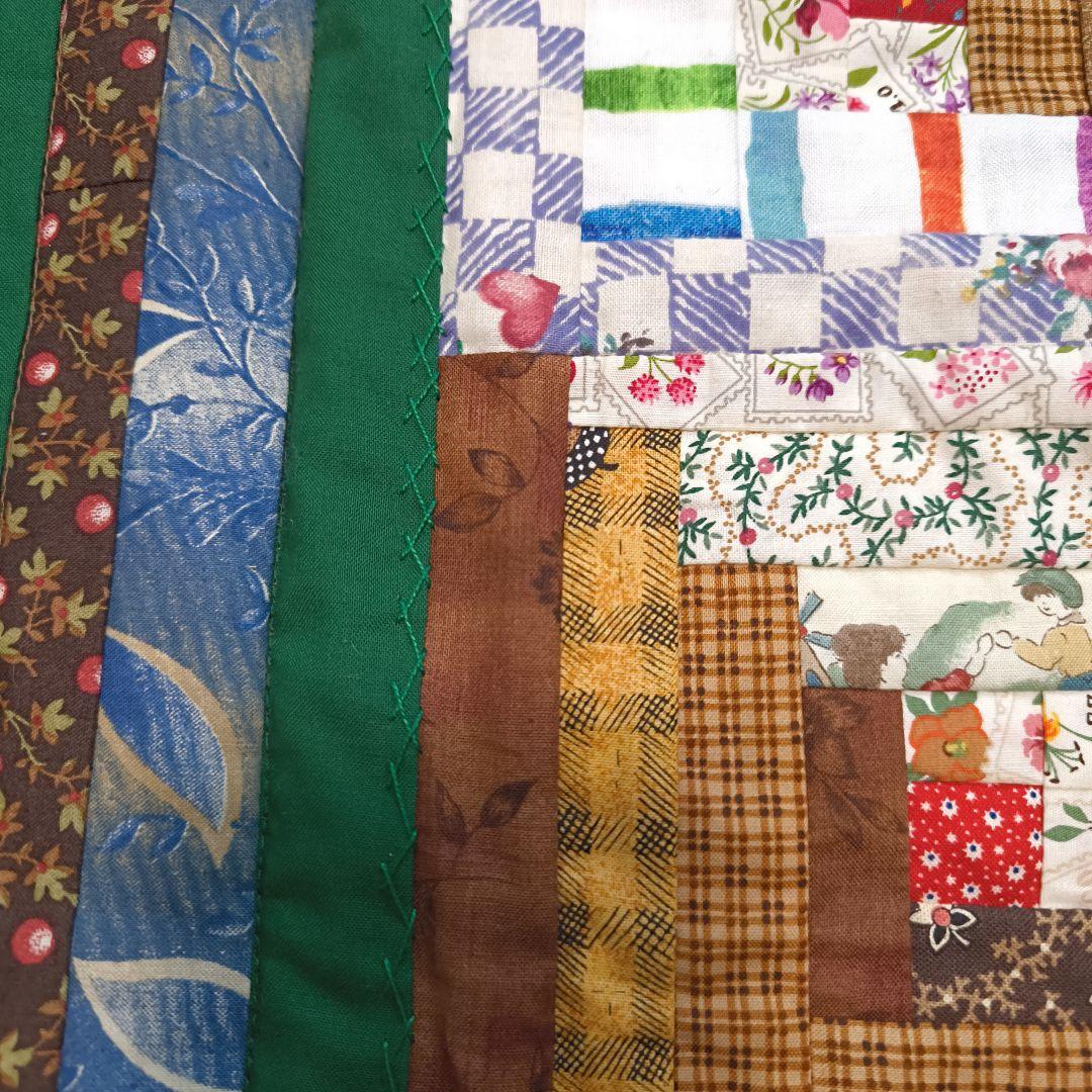 ログキャビンパターンの手作りパッチワークキルト 約90cm四方