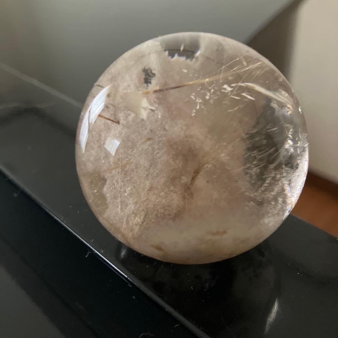 コレクションに！ホワイトガーデンとルチルクォーツの共生　スフィア　天然石置物
