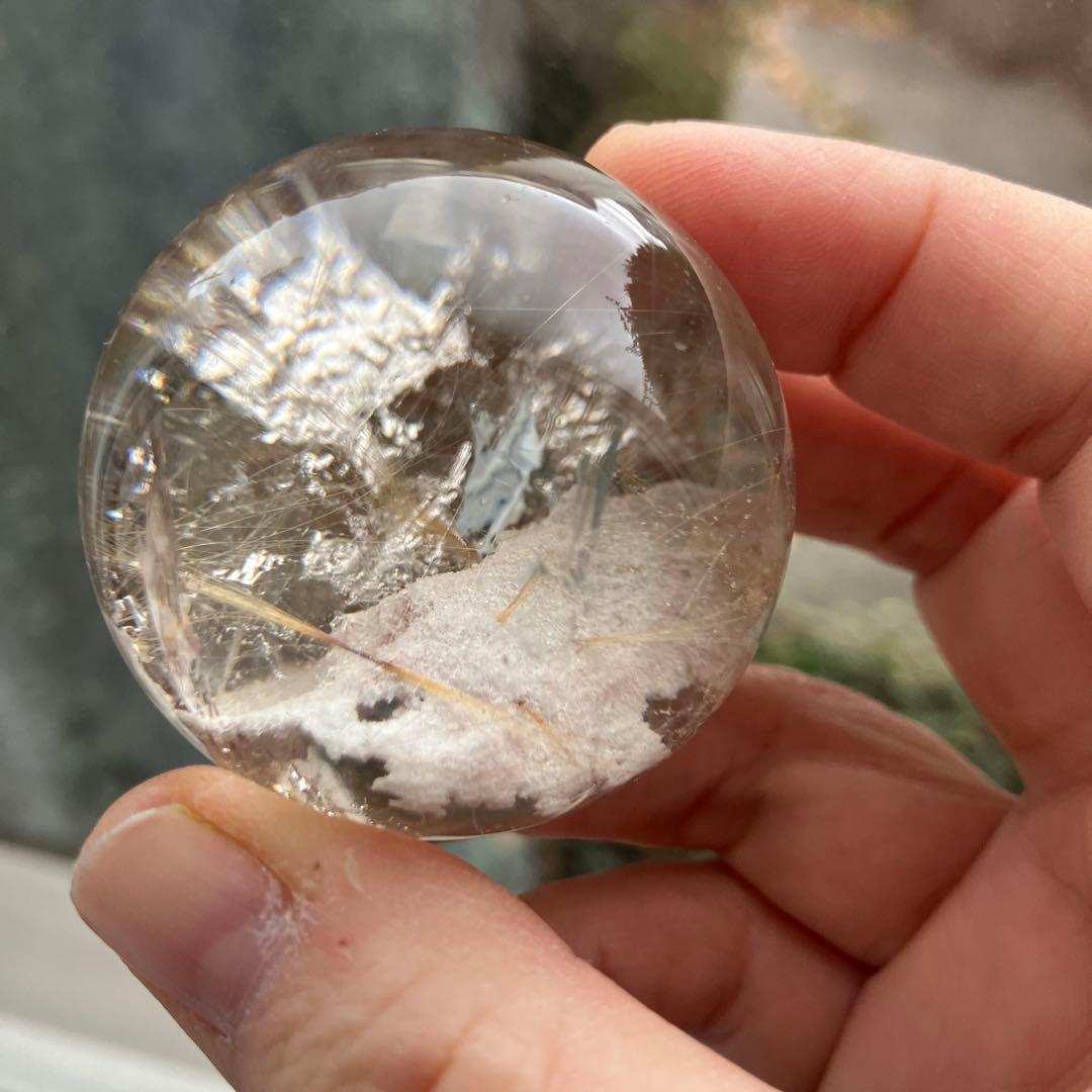 コレクションに！ホワイトガーデンとルチルクォーツの共生　スフィア　天然石置物