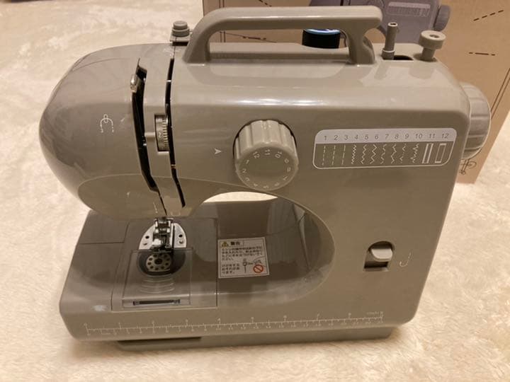 可愛いこれ一台　コンパクト　ミシン　ベージュグレージュ