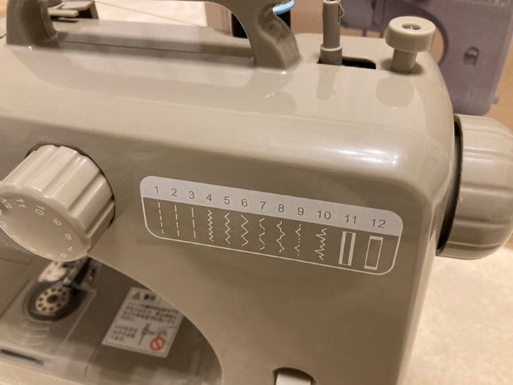 可愛いこれ一台　コンパクト　ミシン　ベージュグレージュ