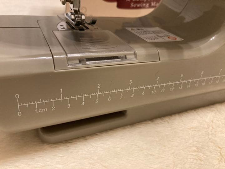 可愛いこれ一台　コンパクト　ミシン　ベージュグレージュ