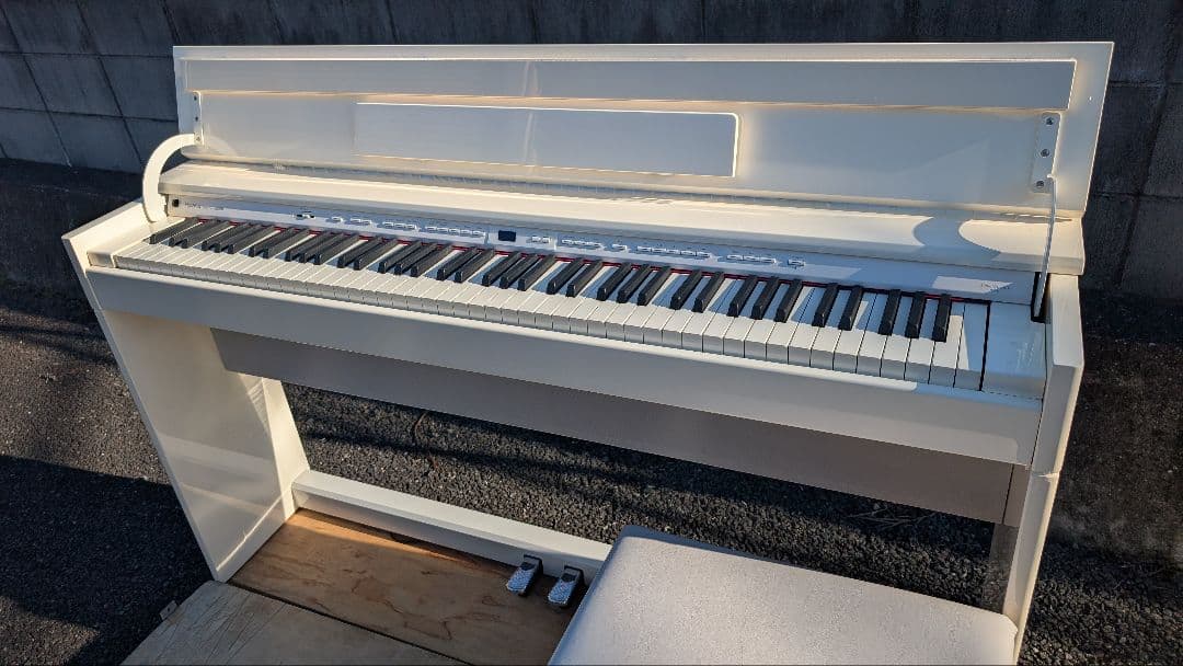 送料込ピカピカ艶有WHITE Roland 電子ピアノ DP90 14年製激美品