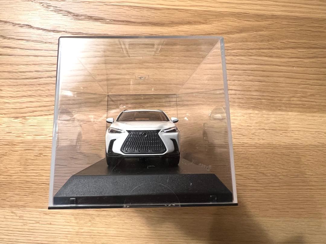 LEXUS NX 1/30スケール ミニカー ホワイト ディスプレイケース付き