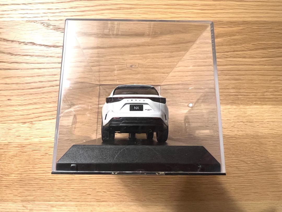 LEXUS NX 1/30スケール ミニカー ホワイト ディスプレイケース付き