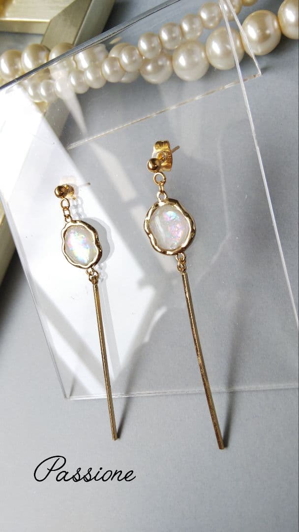 【一点物】ホワイトシェル調＆揺れるスティックバー ピアス/イヤリング