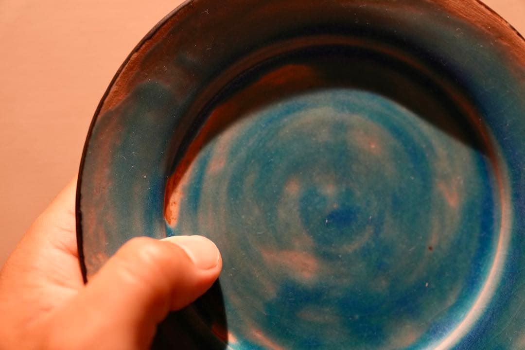 ピンク土に鮮やかなトルコブルー釉、一点物の手作り陶器皿です。