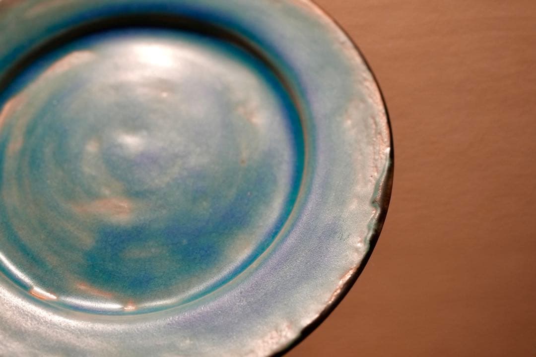 ピンク土に鮮やかなトルコブルー釉、一点物の手作り陶器皿です。