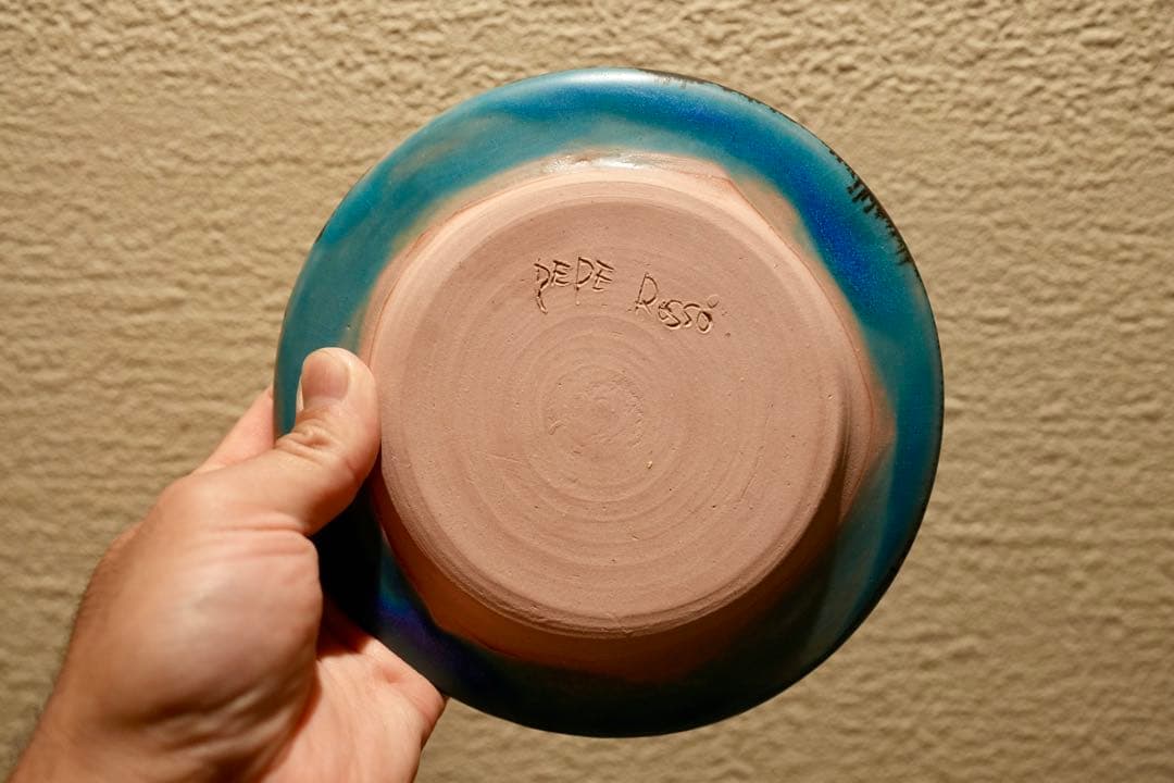 ピンク土に鮮やかなトルコブルー釉、一点物の手作り陶器皿です。