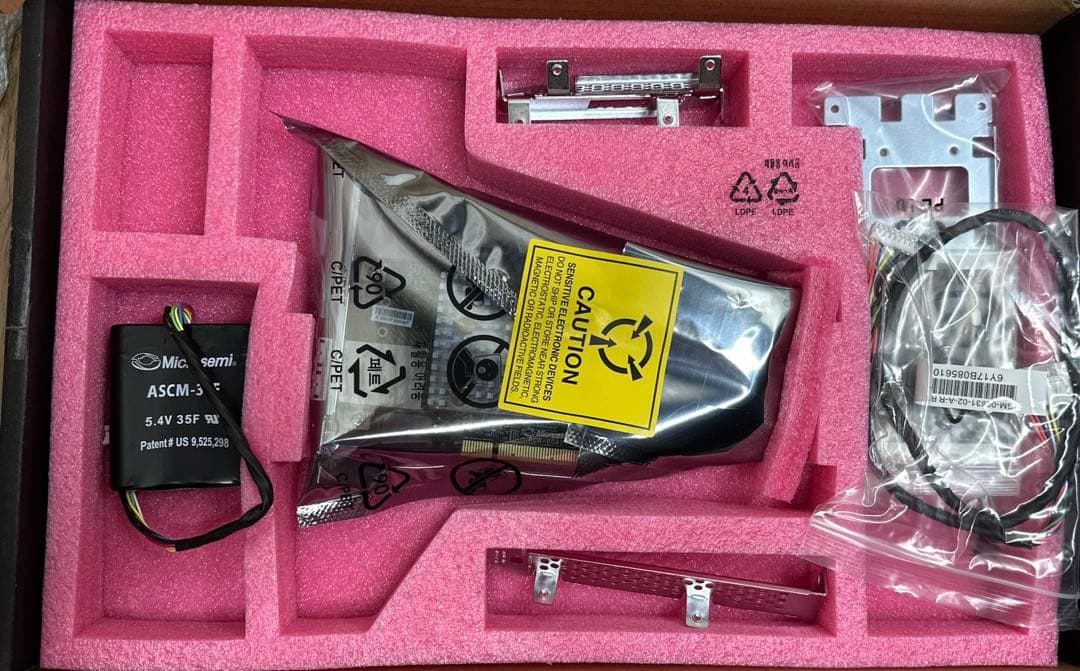 ADAPTEC SmartRAID 3154-8i16e リテール。