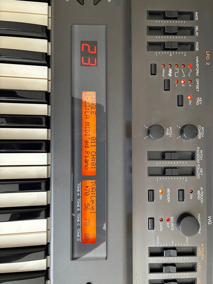 (再出品)Roland JD-800 シンセサイザー 61鍵