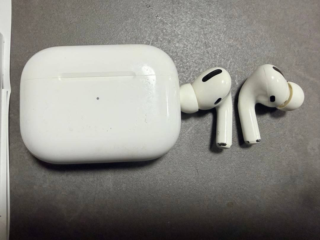 AirPods Pro ホワイト（ケース付き）