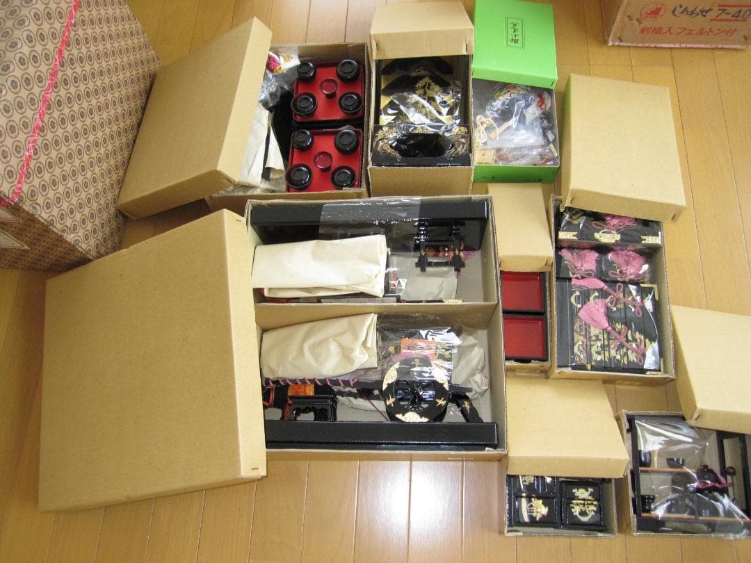 ➂雛人形　七段飾り（御雛道具、親王台）