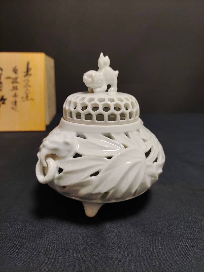 茶道具　出石焼　白磁牡丹透香炉　 獅子蓋　三足香炉　山本秀壺造　古美術　香道具