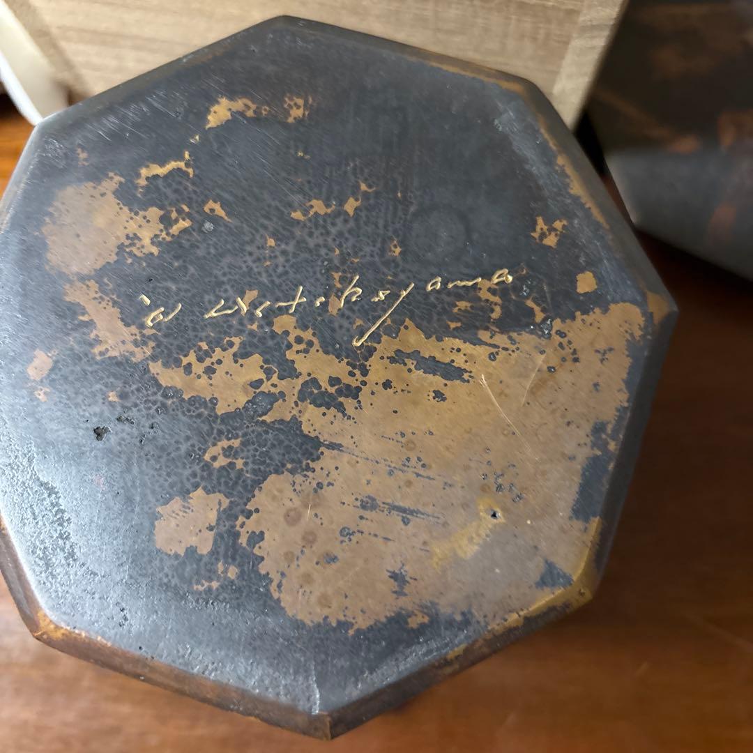 h*4様 ずっしりと重い金属の箱(Bronze:銅と錫の合金)と制作者により刻印