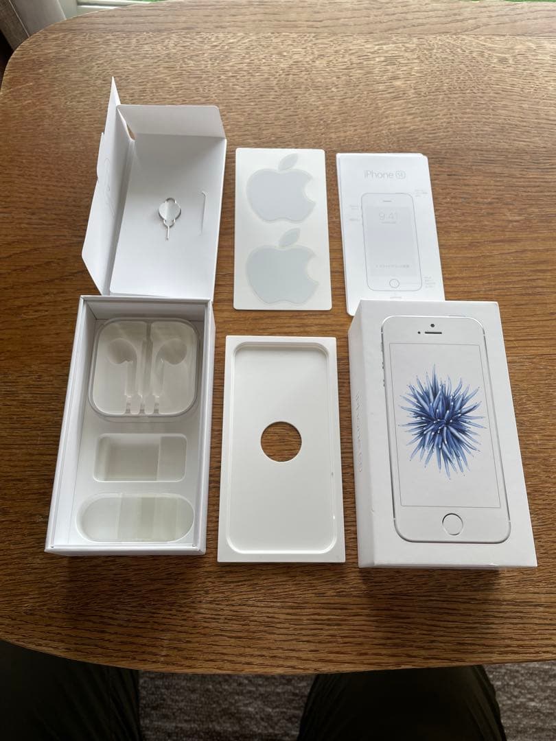 iPhone SE 第１世代 SIMフリー 動作⚪︎元箱+iPhone8の箱付属品