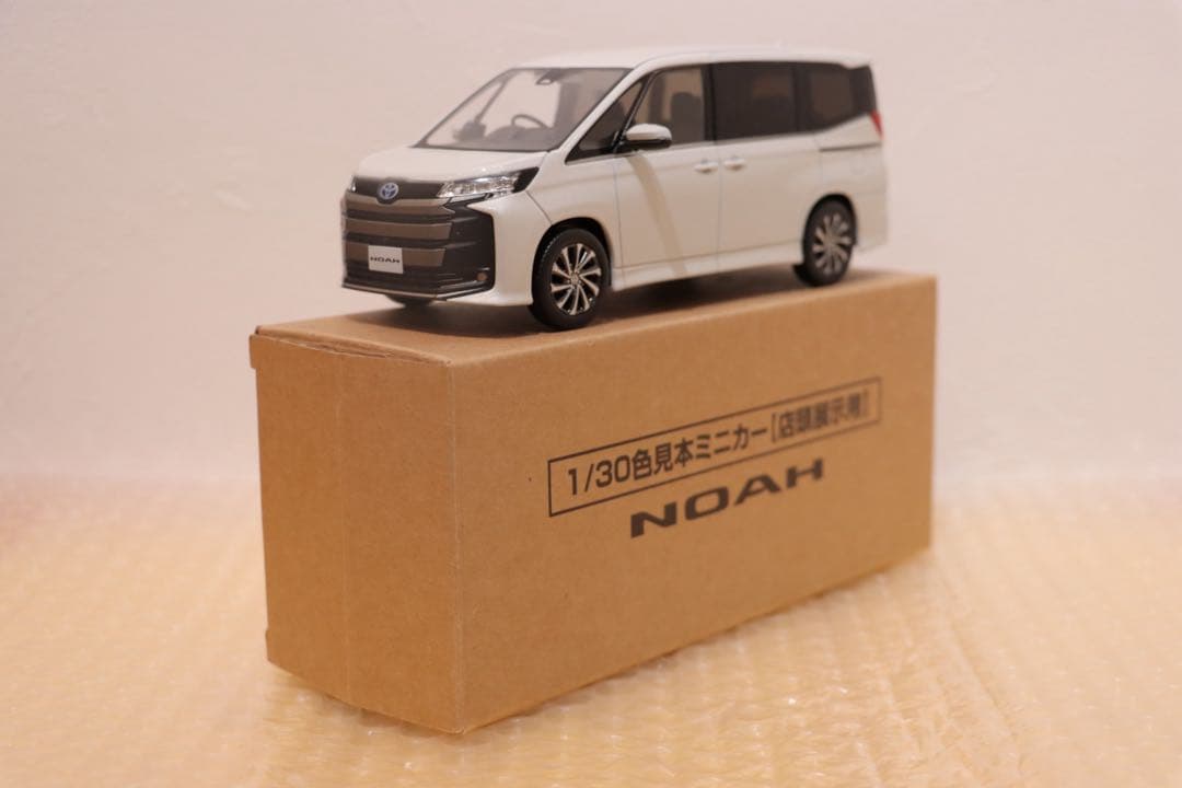 ノア　NOAH カラーサンプルミニカー　非売品　ホワイトパール　０７０　① 茶箱