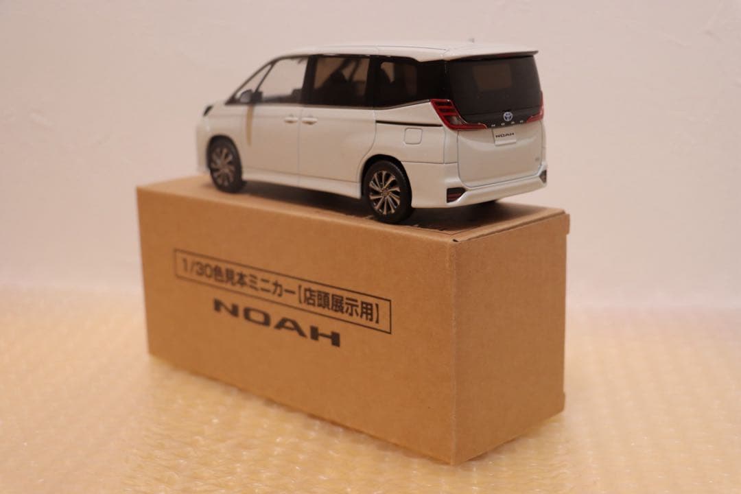 ノア　NOAH カラーサンプルミニカー　非売品　ホワイトパール　０７０　① 茶箱