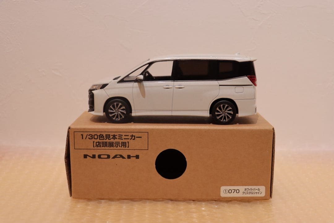 ノア　NOAH カラーサンプルミニカー　非売品　ホワイトパール　０７０　① 茶箱