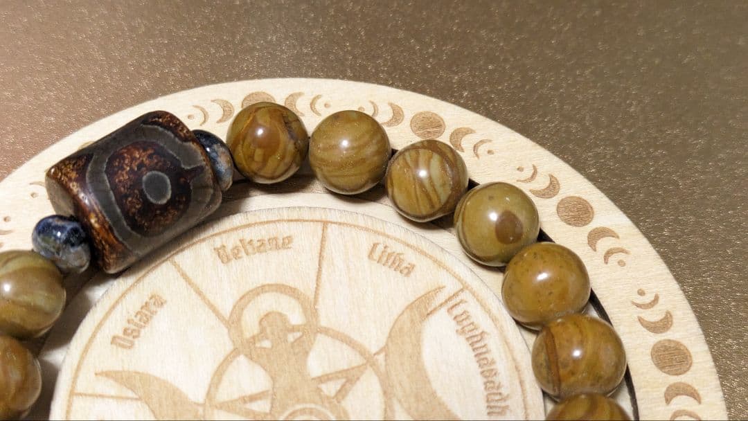 「雷鳴にいきる」【くらやの杜】天然石お守りブレスレット/　グレイニネス　珪化木