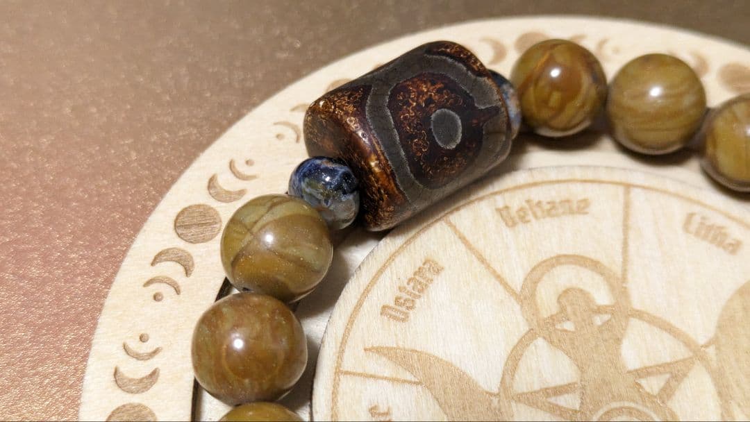 「雷鳴にいきる」【くらやの杜】天然石お守りブレスレット/　グレイニネス　珪化木