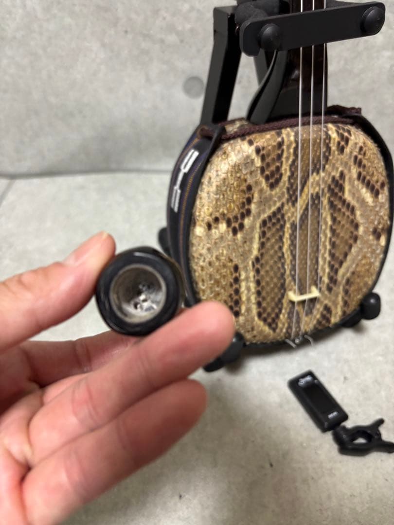 沖縄三線　蛇皮　スタンド付き　爪付き