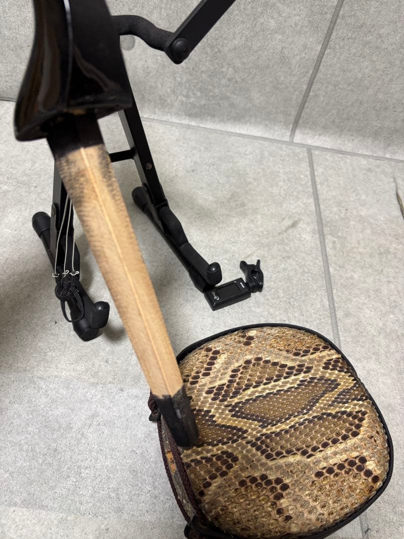 沖縄三線　蛇皮　スタンド付き　爪付き