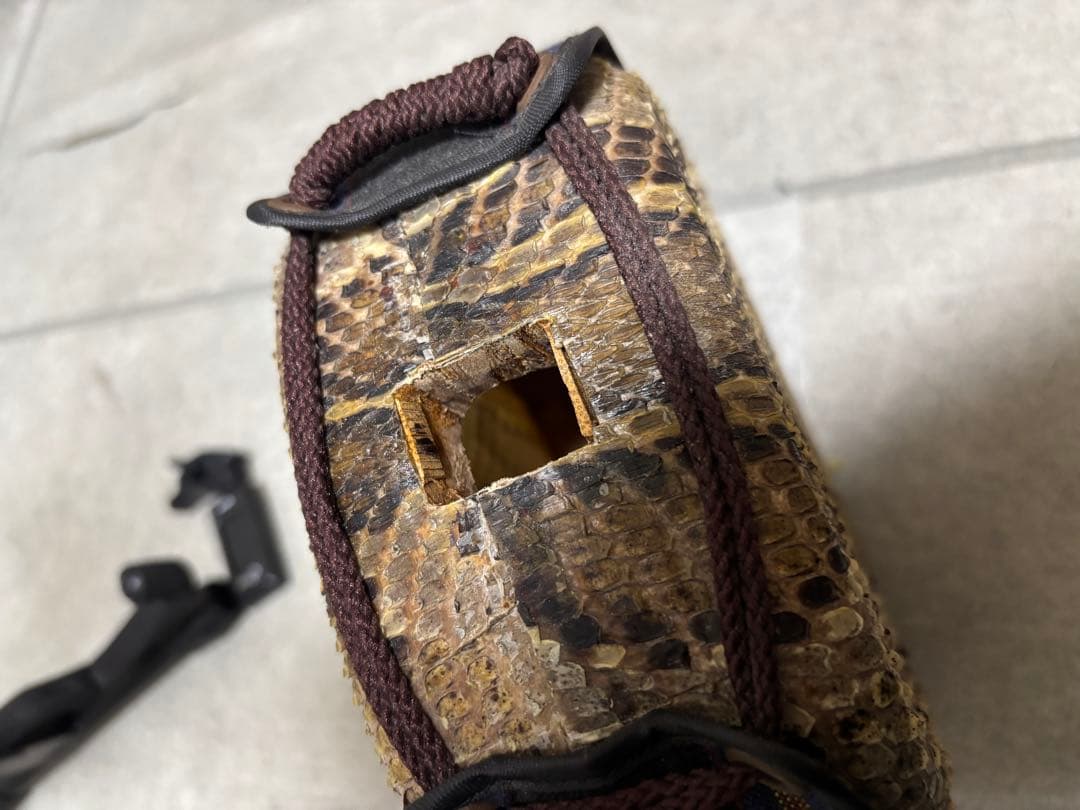 沖縄三線　蛇皮　スタンド付き　爪付き