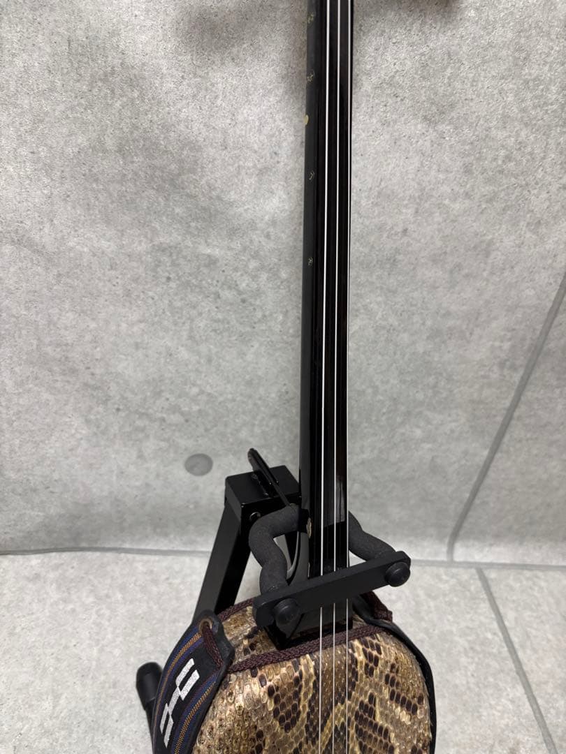 沖縄三線　蛇皮　スタンド付き　爪付き