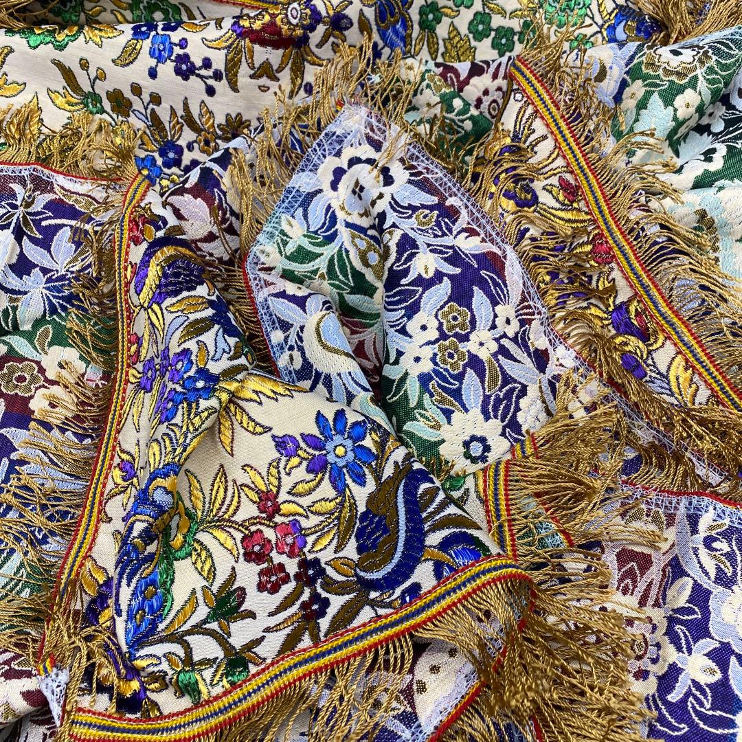 ベッドカバー　　刺繍　織物?