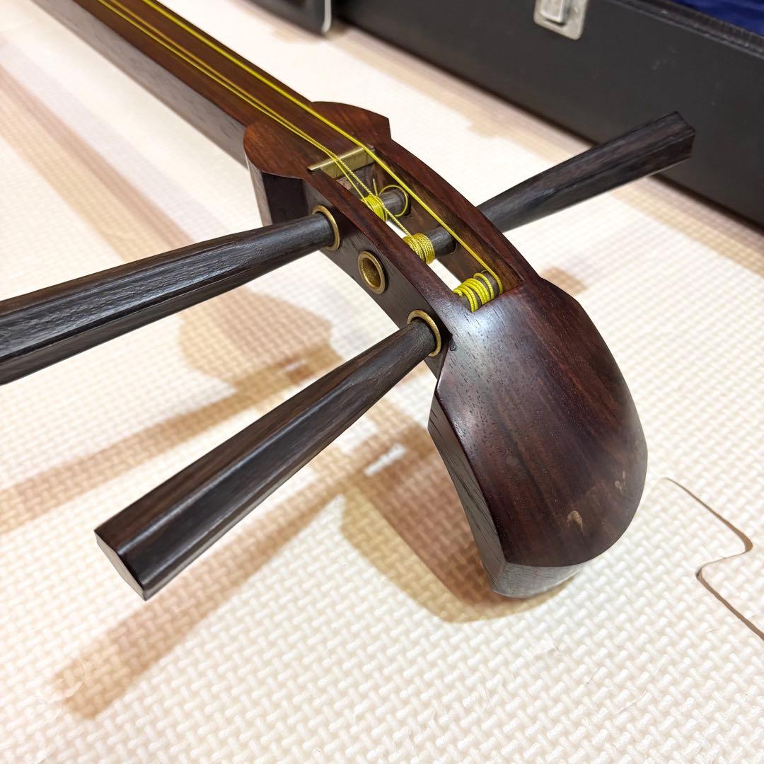 長唄三味線 細棹 紫檀 丸打胴 犬皮 鼈甲撥 山サワリ 糸巻き黒